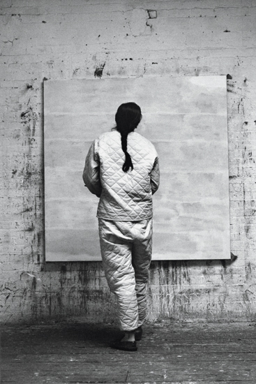 Agnes Martin working in her studio (1960)