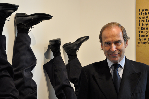 Simon de Pury in front of Maurizio Cattelan's Frank And Jaime
