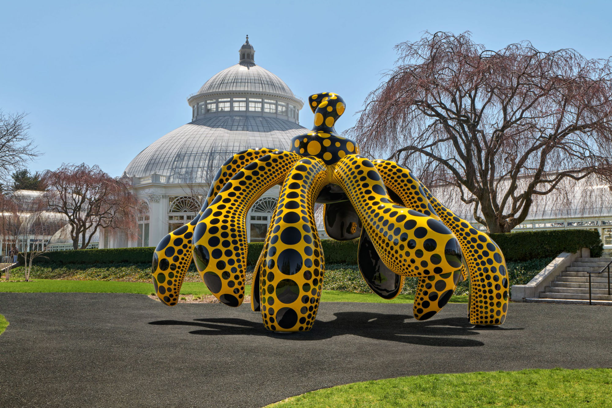 Dancing Pumpkin, 2020, The New York Botanical Garden, Urethane paint on bronze. Collection of the artist. Courtesy of Ota Fine Arts and David Zwirner. Photo by Robert Benson Photography