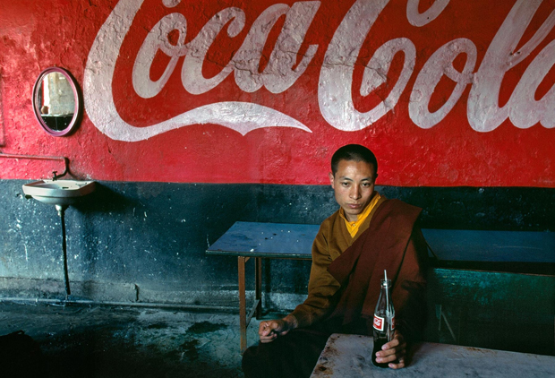 Young monk in a teashop, Bodh Gaya, India 2000 - Steve McCurry