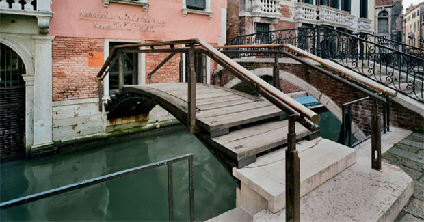 When updating the fondazione, Scarpa ran a new bridge into the building, via an existing window